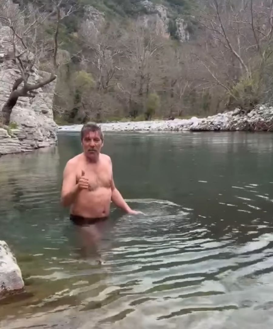 Ο Γιάννης Στάνκογλου αψήφησε τις δύσκολες καιρικές συνθήκες και βούτηξε στα παγωμένα νερά του Βοϊδομάτη όπως αποκάλυψε ο ίδιος με βίντεο που ανέβασε στον προσωπικό του λογαριασμό στο Instagram