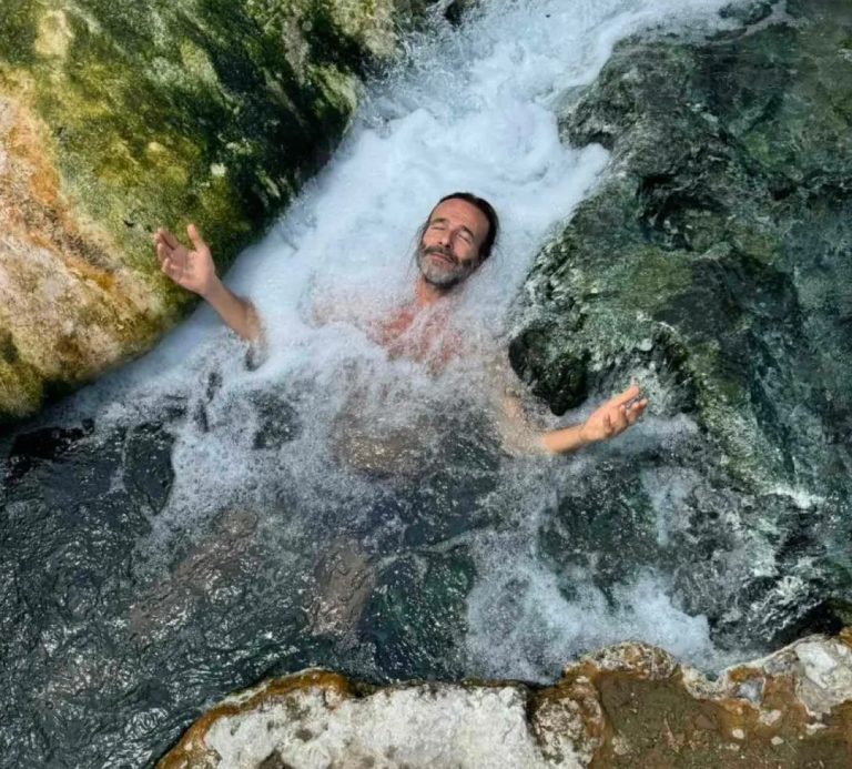 Ο Θανάσης Ευθυμιάδης μέσα σε ένα ποτάμι με νερό