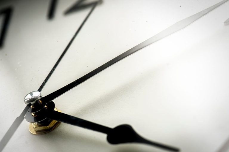 Οι επιστήμονες ζητούν να καταργηθεί η ετήσια αλλαγή, λόγω φόβων ότι προκαλεί αύξηση καρκίνου, τροχαίων και προβλημάτων ύπνου