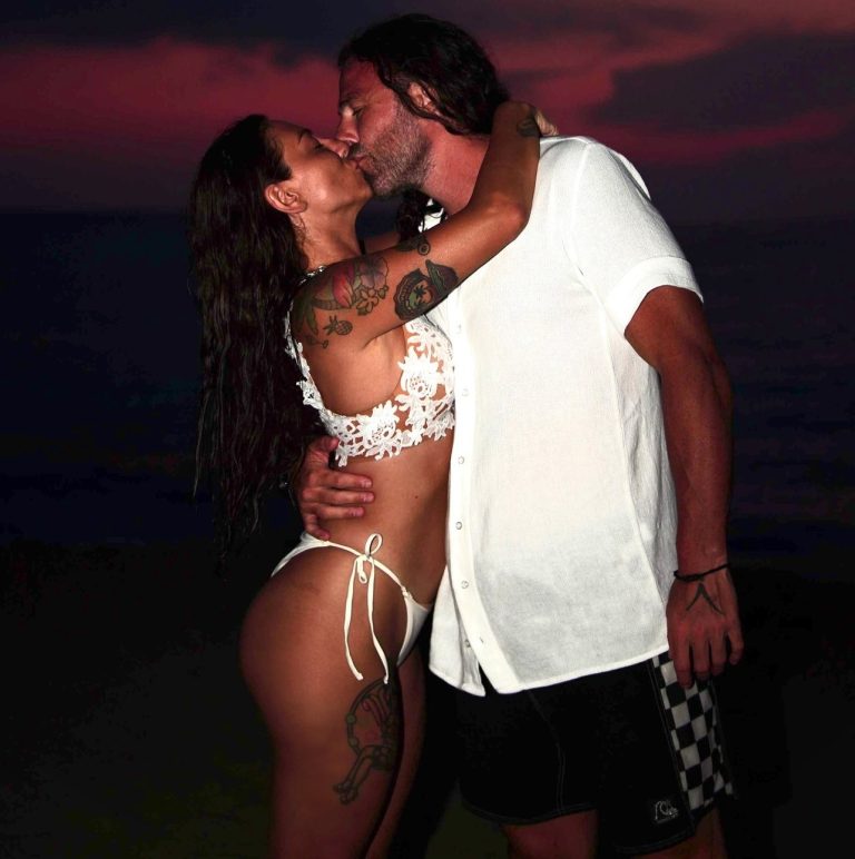 Ευρυδίκη Βαλαβάνη και Γρηγόρης μόργκαν φιλιούνται στην παραλία