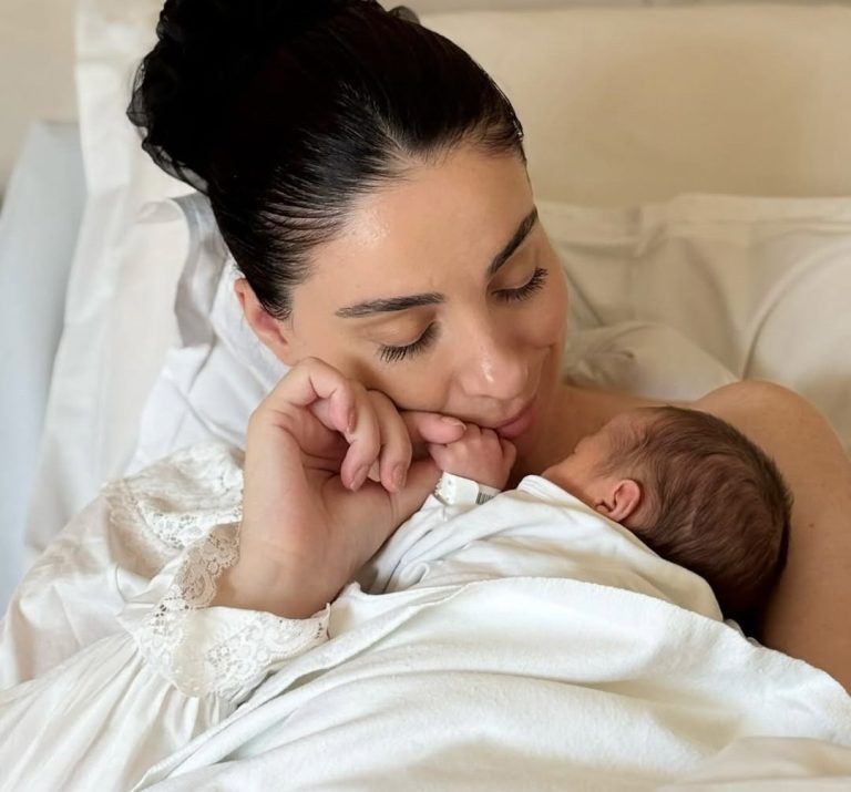 Η Βαλέρια Χοψονίδου αγκαλιά με το νεογέννητο μωράκι της που αναγκάστηκαν να υποβληθεί σε χειρουργείο όταν έφτασε τους έξι μήνες.