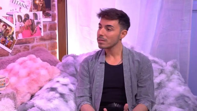 Ο γιος του αείμνηστου Μπάμπη Λαζαρίδη και της Πόπης Μαλλιωτάκη αποκάλυψε ότι δεν έχει καμία σχέση με την οικογένεια του πατέρα του