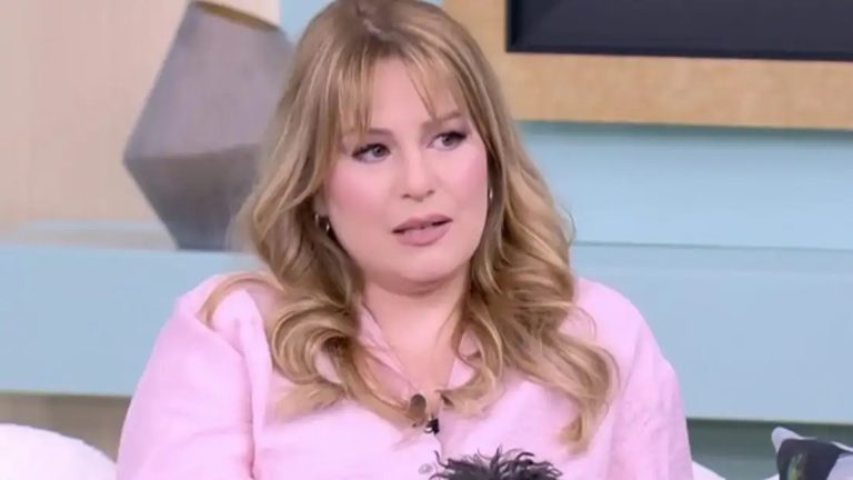 Η Βέρα Μακρομαρίδου μίλησε για τη νέα της καθημερινότητα ως μητέρα, τον σύζυγό της Αλέξανδρο Παπατριανταφύλλου αλλά και την απώλεια της μητέρας της από καρκίνο.