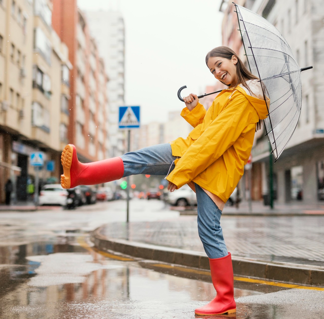 Δεν είναι η βροχή που μας χαλάει την ημέρα. Στη φωτογραφία μας νέο κορίτσι την απολαμβάνει και χαμογελά.