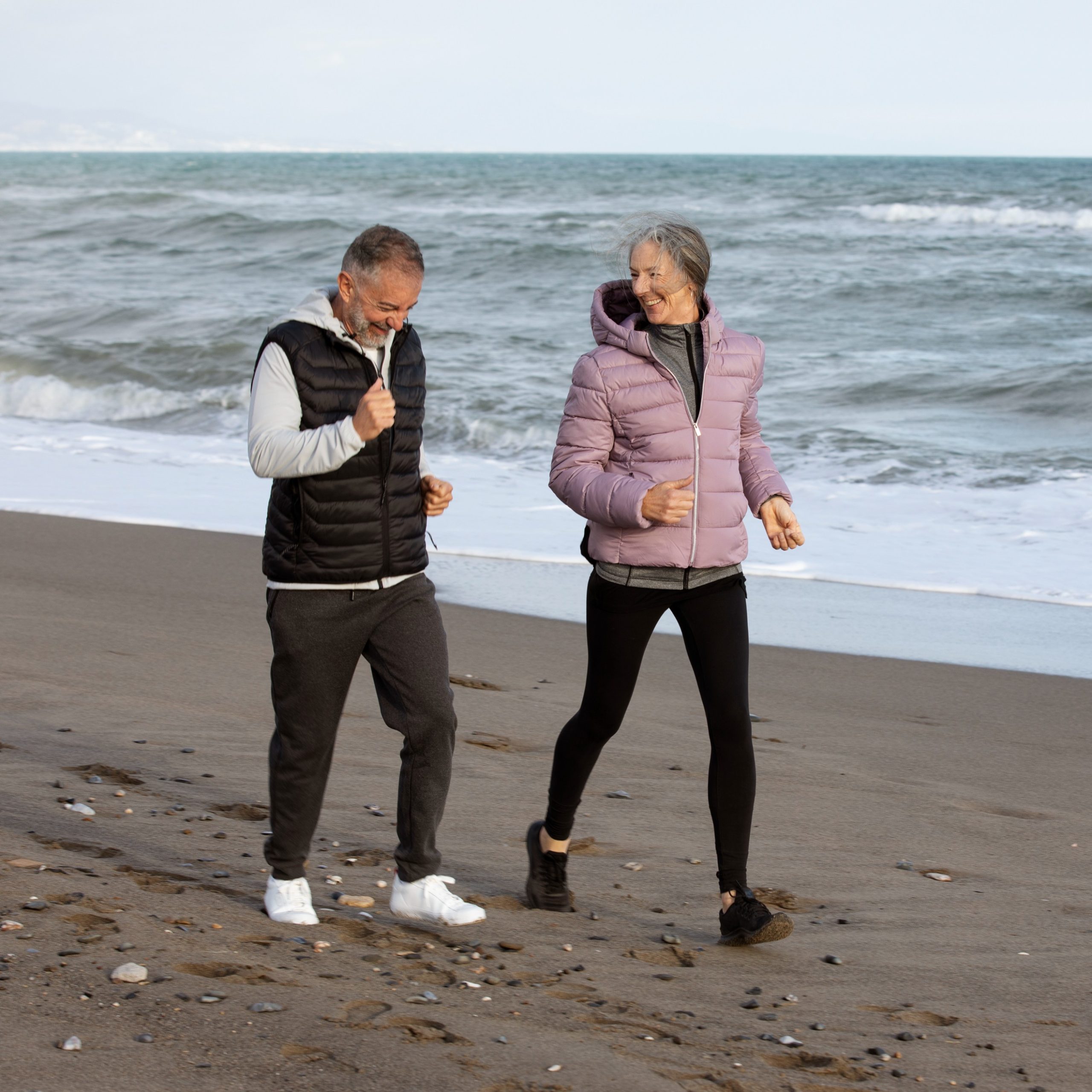 Ζευγάρι περπατάει στην παραλία