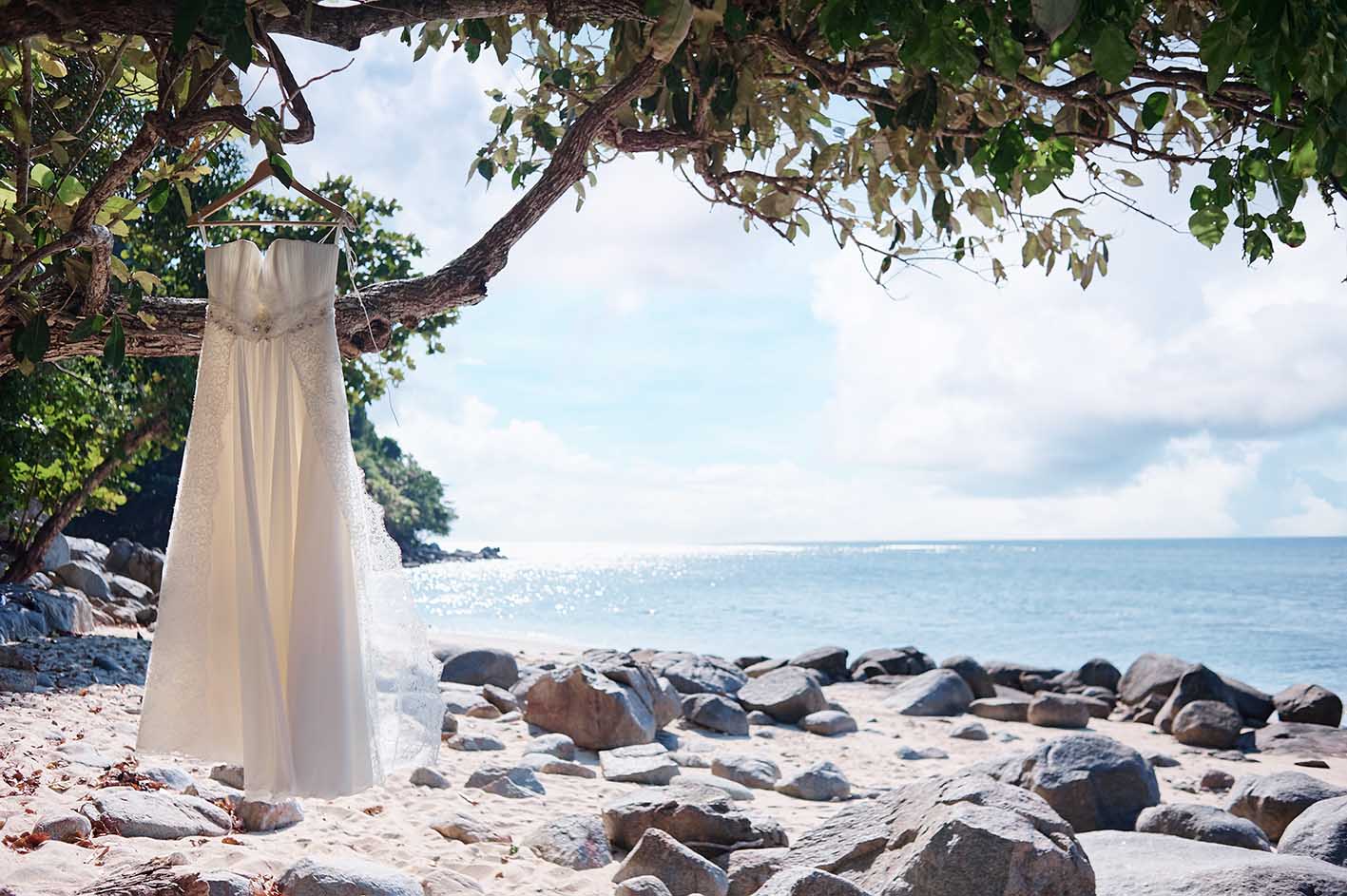 Νυφικό κρέμεται από δέντρο δίπλα στη θάλασσα. Ο προορισμός για το ζευγάρι που παντρεύεται ήταν κάπου στη Μεσόγειο. Πώς θα φτάσει σε καλή κατάσταση το νυφικό. Βήματα από ειδικούς.