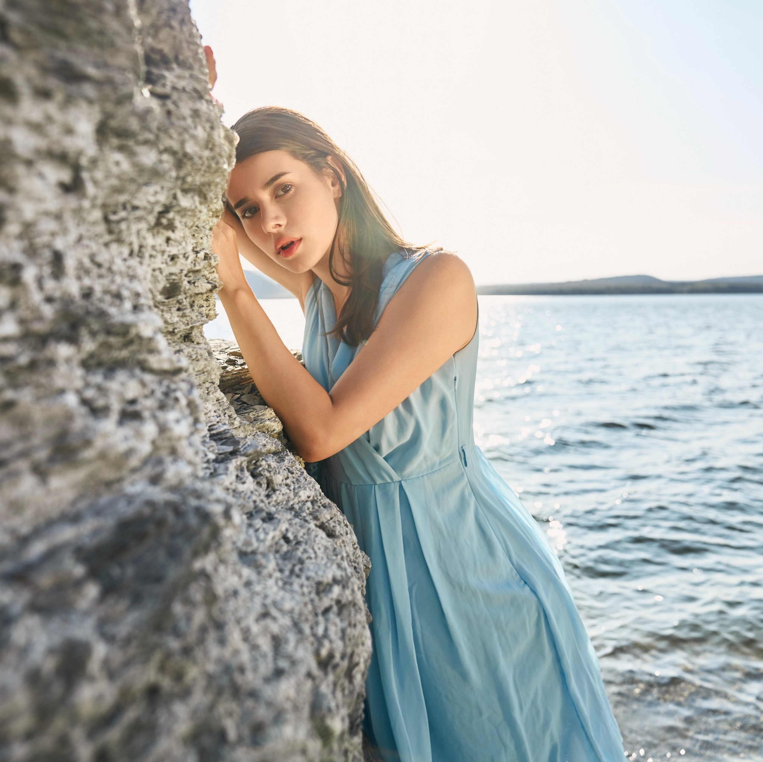 Γυναίκα σκεφτική στην παραλία