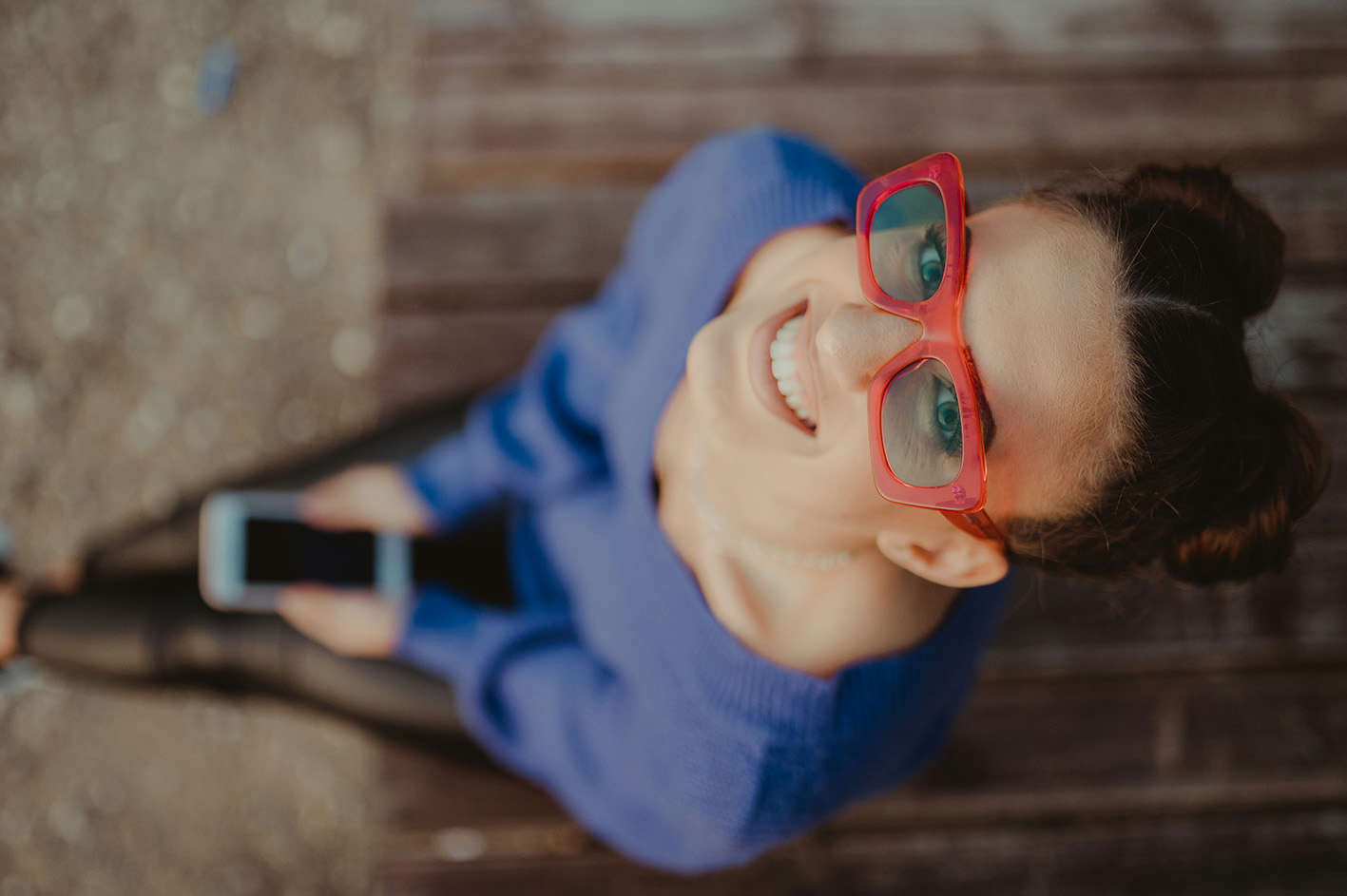 Γυναίκα νέα χαμογελά με κόκκινα γιαλιά.