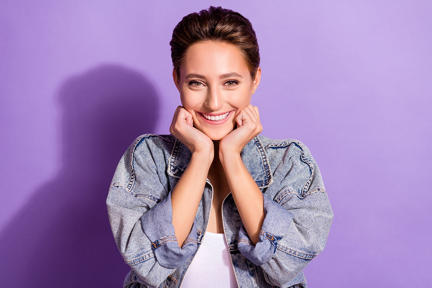 Γυναίκα χαμογελά. Για αστρολογικές προβλέψεις 28ης Μαρτίου.