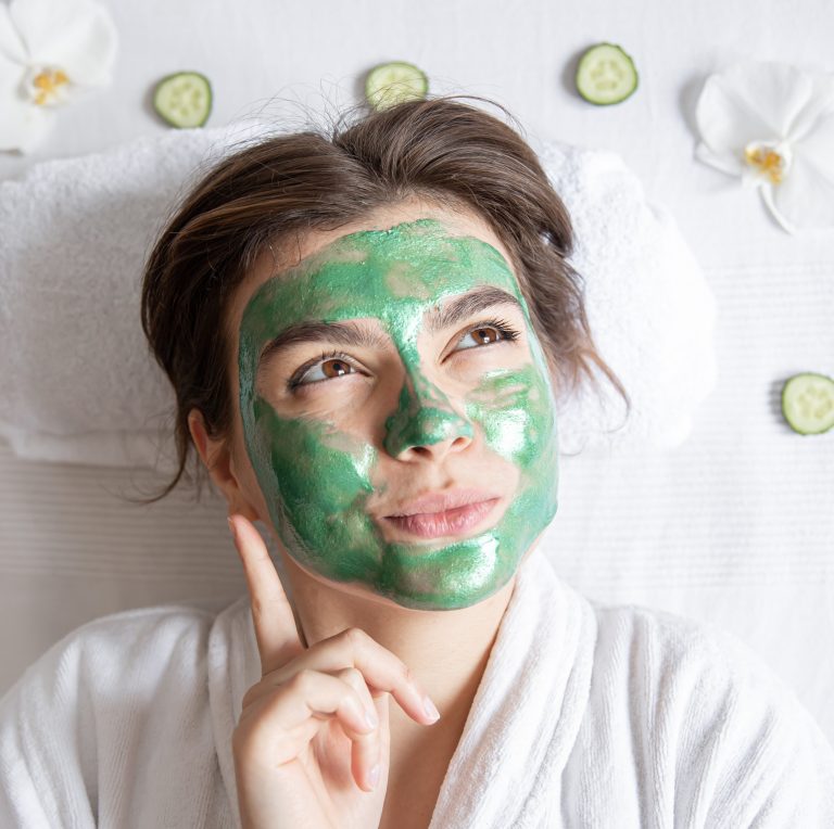 Γυναίκα - σπιτική μάσκα προσώπου