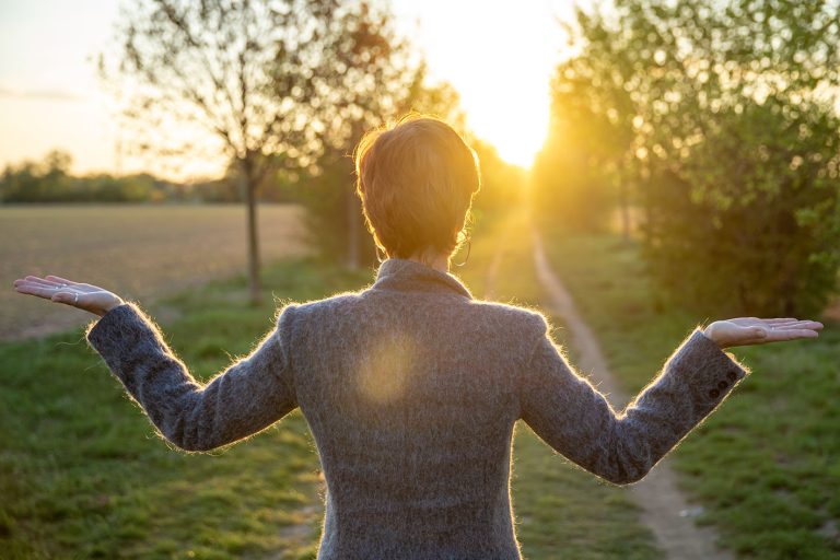 Νέοι δρόμοι για τη γυναίκα εργαζόμενη. Στη φωτογραφία πλάτη επαγγελματία γυναίκας που βλέπει δρόμο.