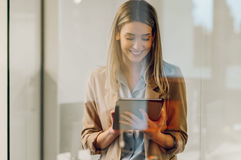 Γυναίκα στο γραφείο και οι αστρολογικές προβλέψεις για 30 Μαρτίου.