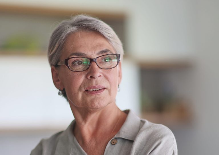 Γυναίκα σοβαρή και με εμπιστοσύνη στον εαυτό της.