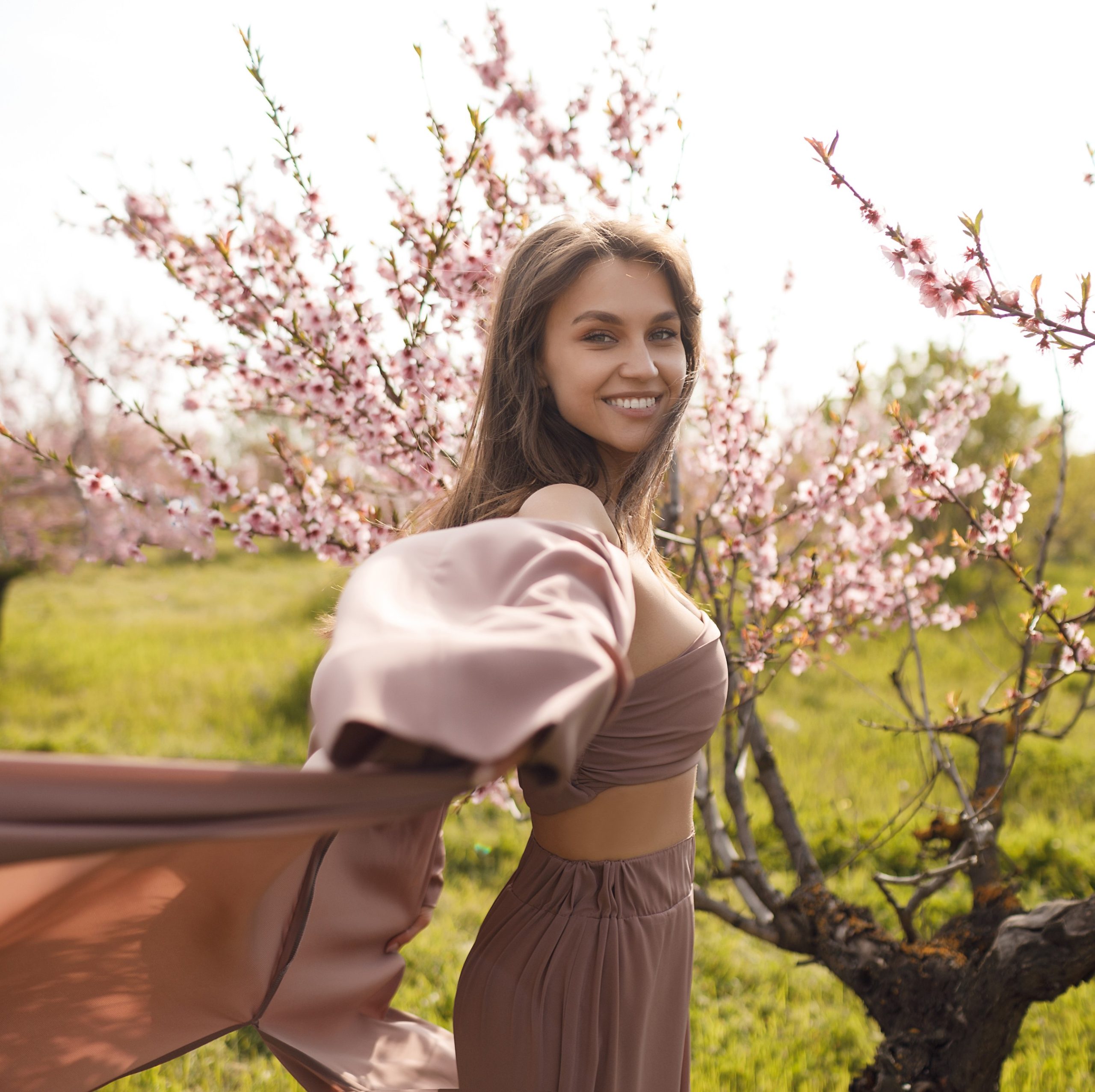 Νεαρή γυναίκα χαρούμενη ανάμεσα σε λουλούδια