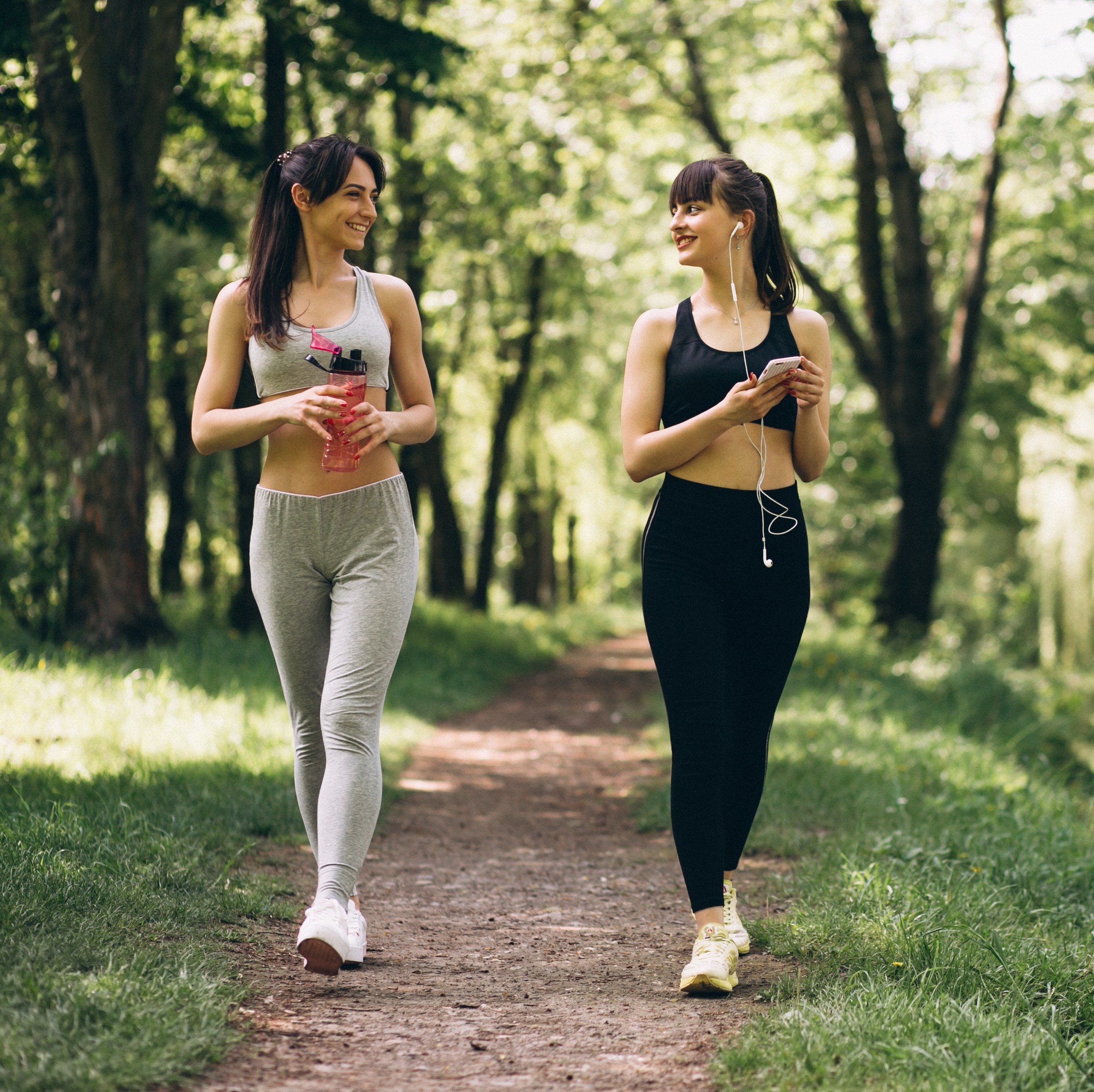 Γυναίκες περπατούν μέσα στο δάσος