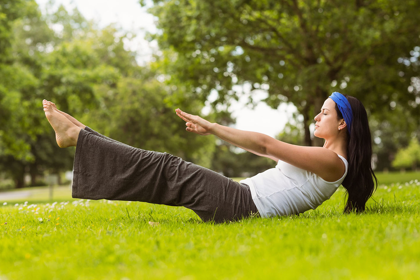 Γυναίκα κάνει τη στάση βάρκας στη γιόγκα.