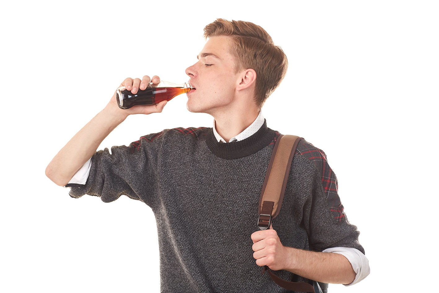 Νέος άνδρας πίνει αναψυκτικό. Γιατί η ζάχαρη στα ροφήματα θολώνει το μυαλό των νέων;
