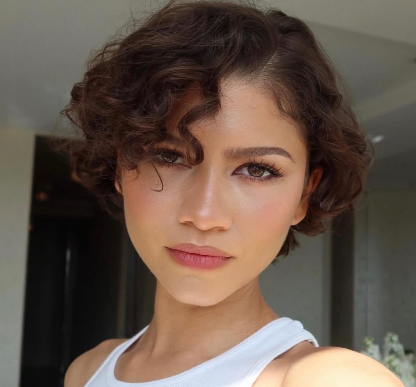 H Zendaya με bixie κουπ
