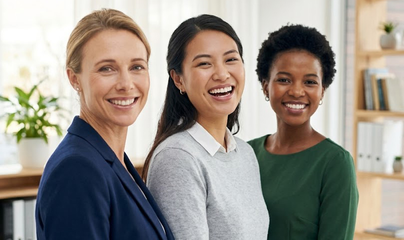 Τρεις γυναίκες στο γραφείο.