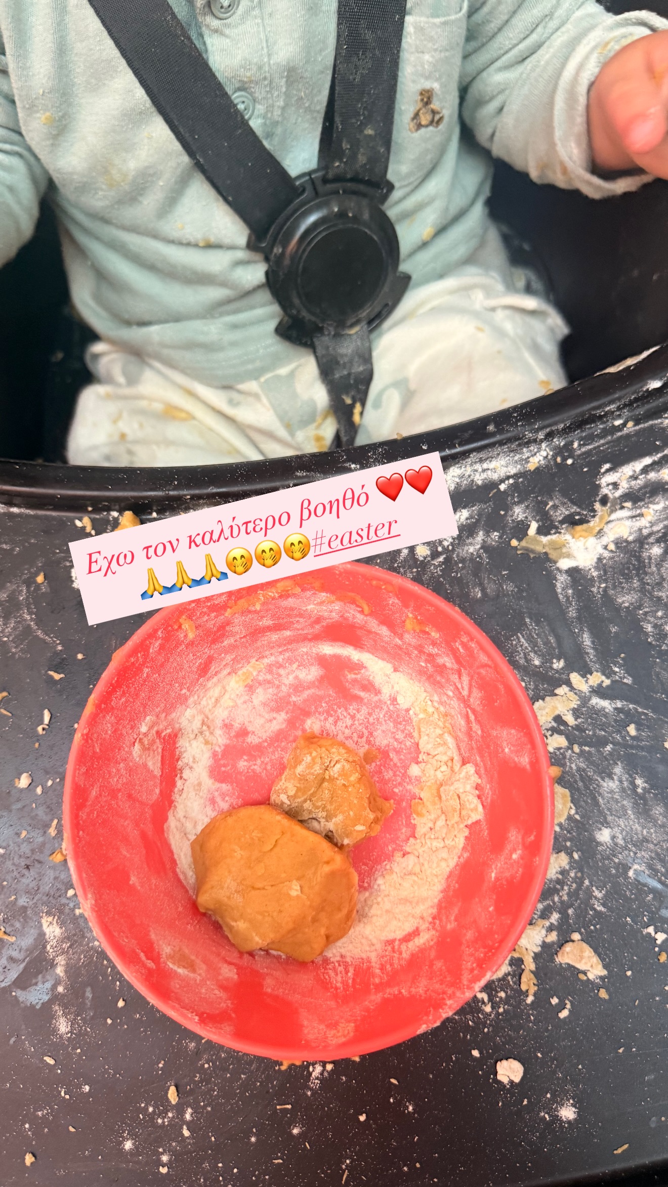 Ο γιος της Ανθής Βούλγαρη πλάθει πασχαλινά κουλουράκια