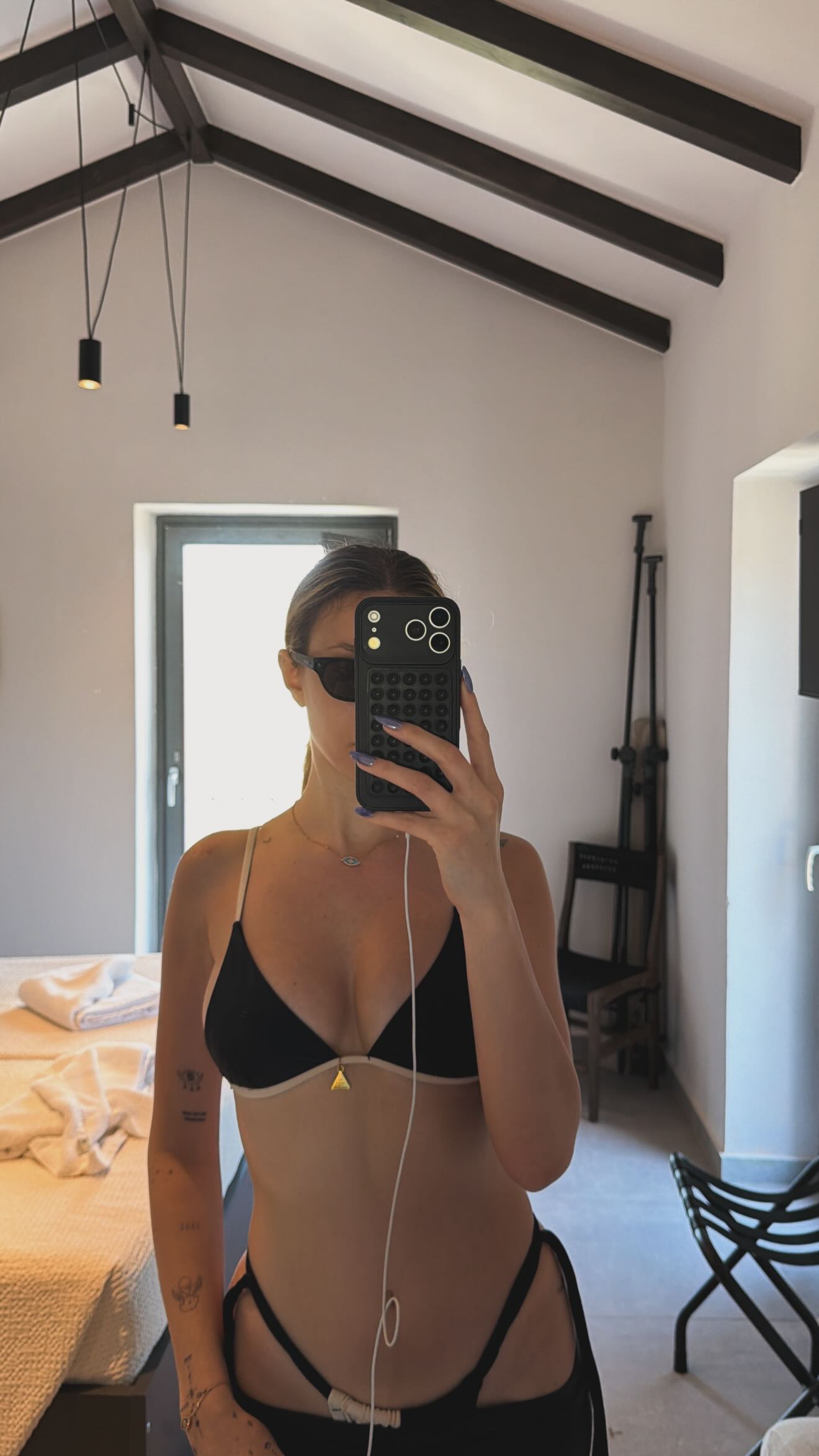 Η Γαρυφαλλιά Καληφώνη με μαγιό στη Μάνη