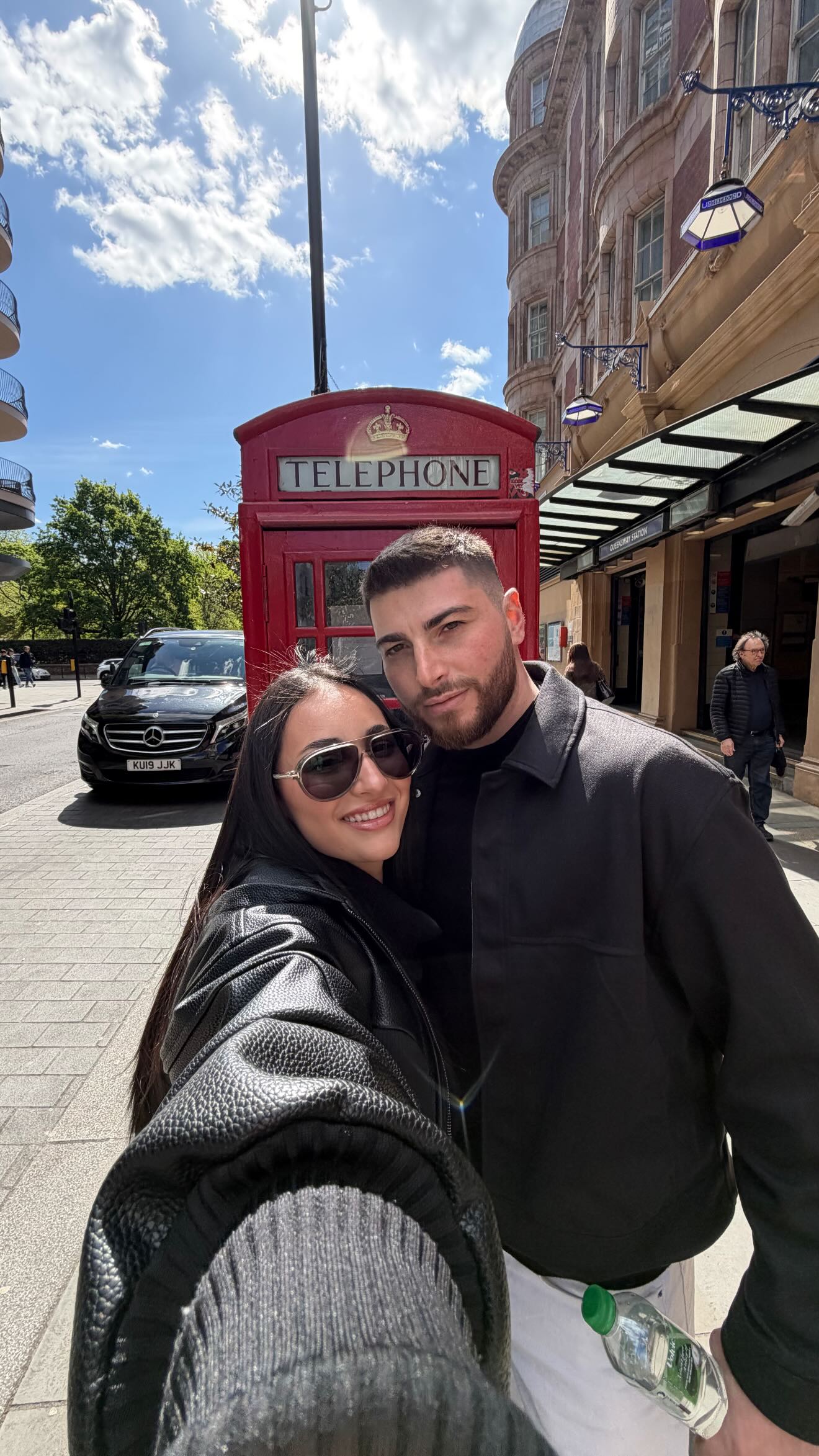 Η Klavdia με τον σύντροφό της στο Λονδίνο
