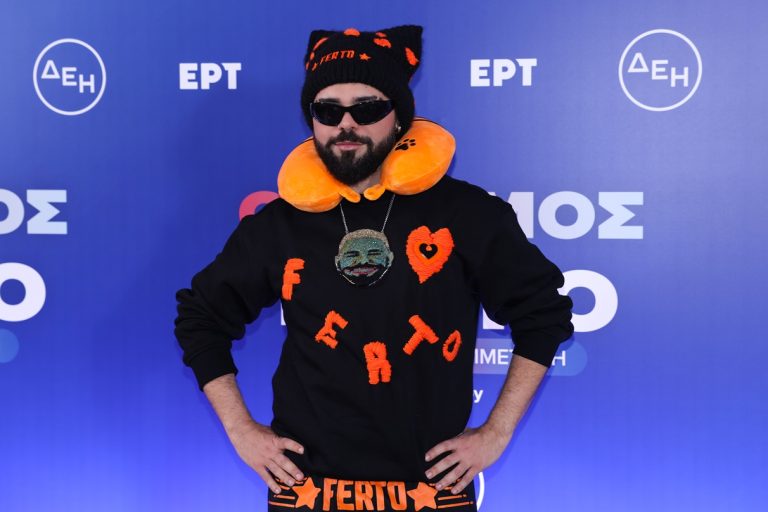 Ο Akylas ποζάρει στους φωτογράφους κατά τη διάρκεια συνέντευξης Τύπου στο ραδιομέγαρο της ΕΡΤ στην Αγία Παρασκευή, Αθήνα, Τρίτη 21 Απριλίου 2026