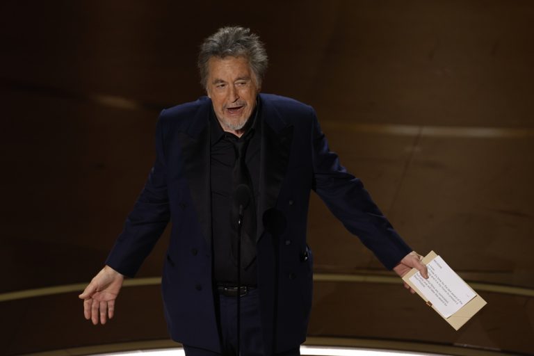 O Al Pacino στην απομονή του Όσκαρ Καλύτερης Ταινίας στην 96η Τελετή της Ακαδημίας του Κινηματογράφου, 10 Μαρτίου 2024