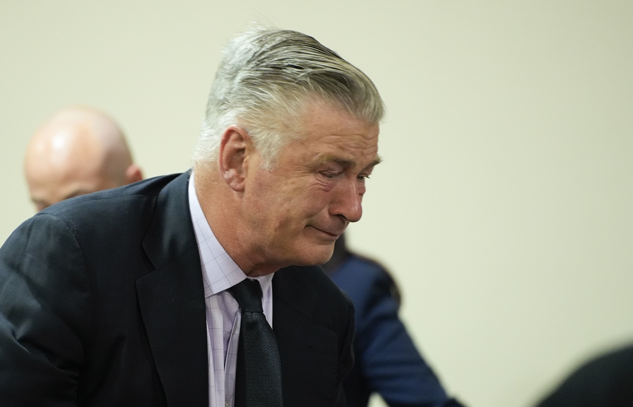 O Alec Baldwin κλαίει μετά την ολοκλήρωση της δίκης για ανθρωποκτονία εξ αμελείας στο Επαρχιακό Δικαστήριο της Κομητείας Σάντα Φε, 12 Ιουλίου 2024