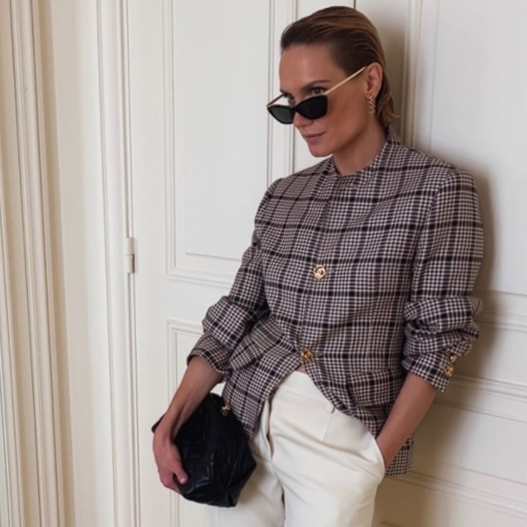 H Ana Girardot με Chanel look με καρό σακάκι και λευκό παντελόνι δείχνει το στιλ για τις επόμενες εξορμήσεις σας.