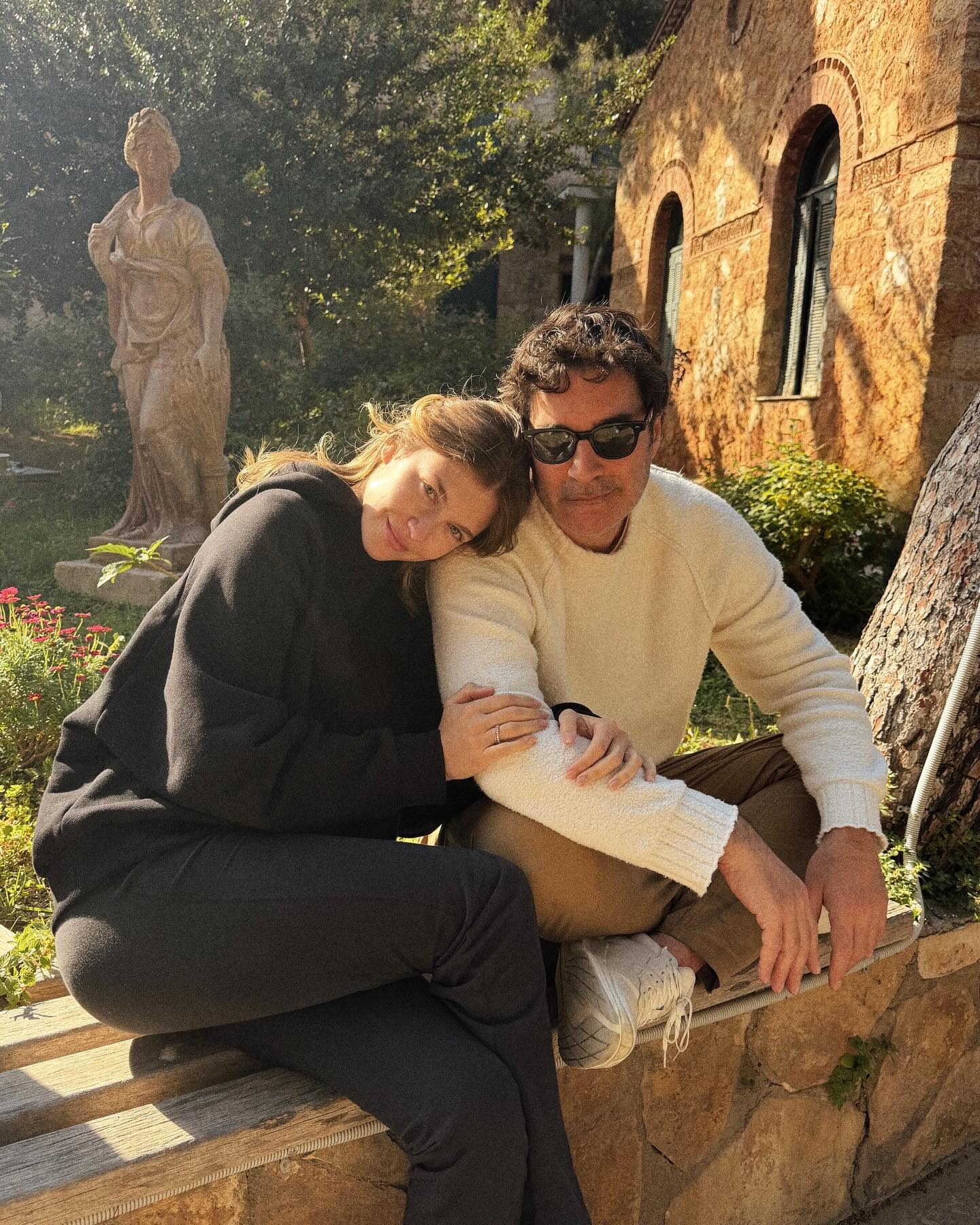 Η Κλέλια Ανδριολάτου και ο Χριστόφορος Παπακαλιάτης σε baclstage στιγμιότυπο από τα γυρίσματα του Μaestro.