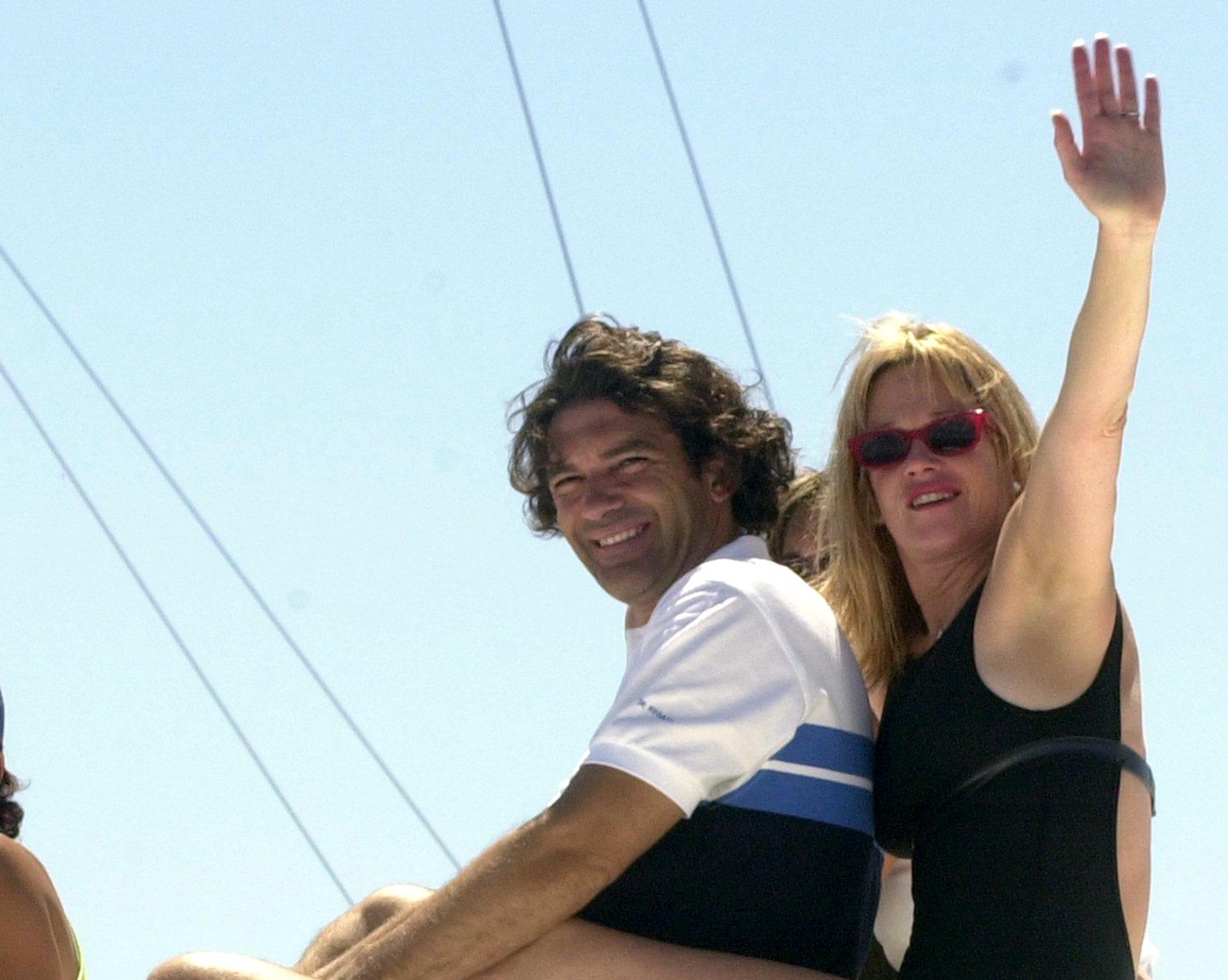 Ο Antonio Banderas και η Melanie Griffith σε σκάφος παρακολουθώντας τον ιστιοπλοϊκό αγώνα King's Cup Sailing, 5 Αυγούστου 2000 στην Πάλμα δε Μαγιόρκα