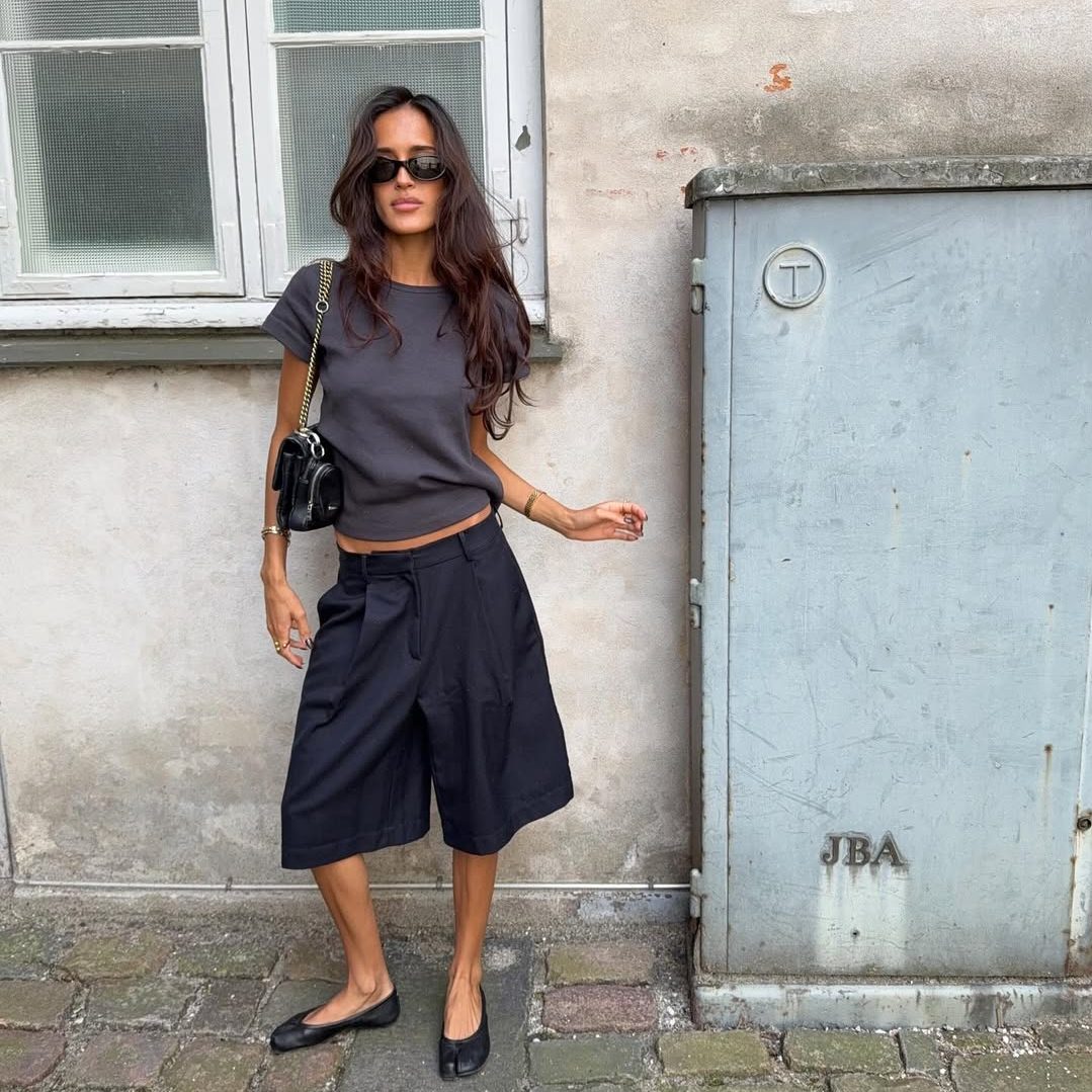 Kοπέλα που φοράει μπλε βερμούδα με γκρι t-shirt.