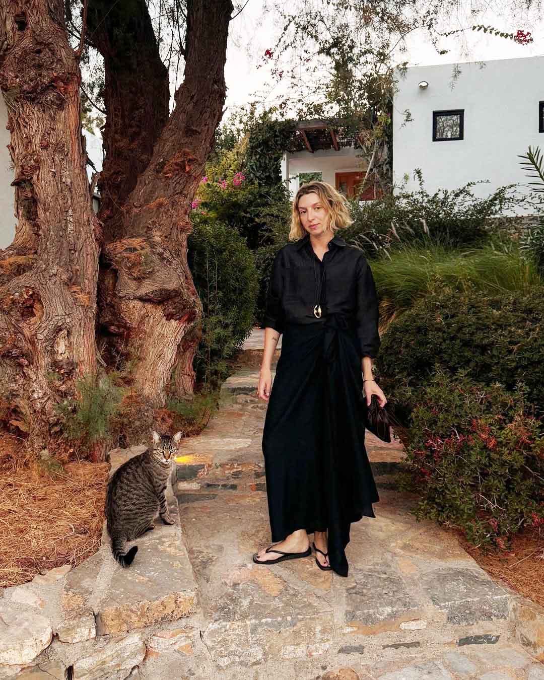 Kοπέλα που φοράει μαύρο πουκάμισο με μαύρη μάξι φούστα στο απόλυτο μονοχρωματικό σύνολο.