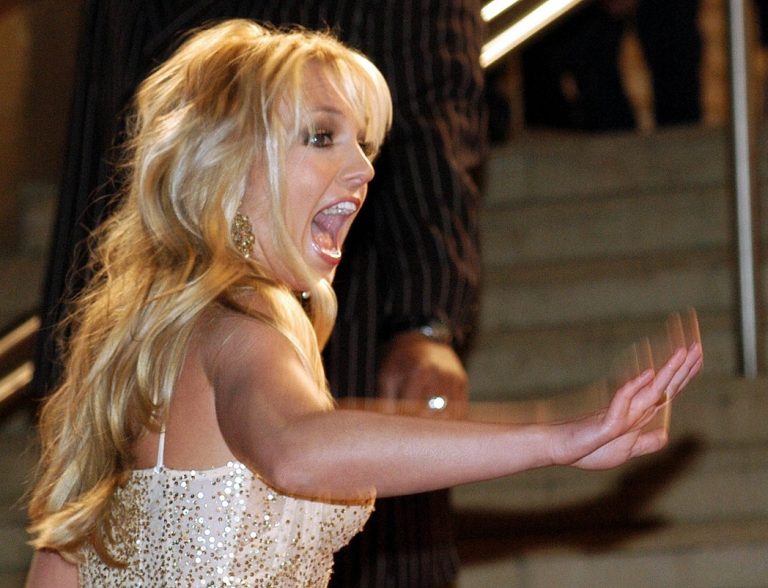 Η Britney Spears φθάνει στο μέγαρο των Καννών για την τελετή των μουσικών βραβείων NRJ, στις 24 Ιανουαρίου 2004