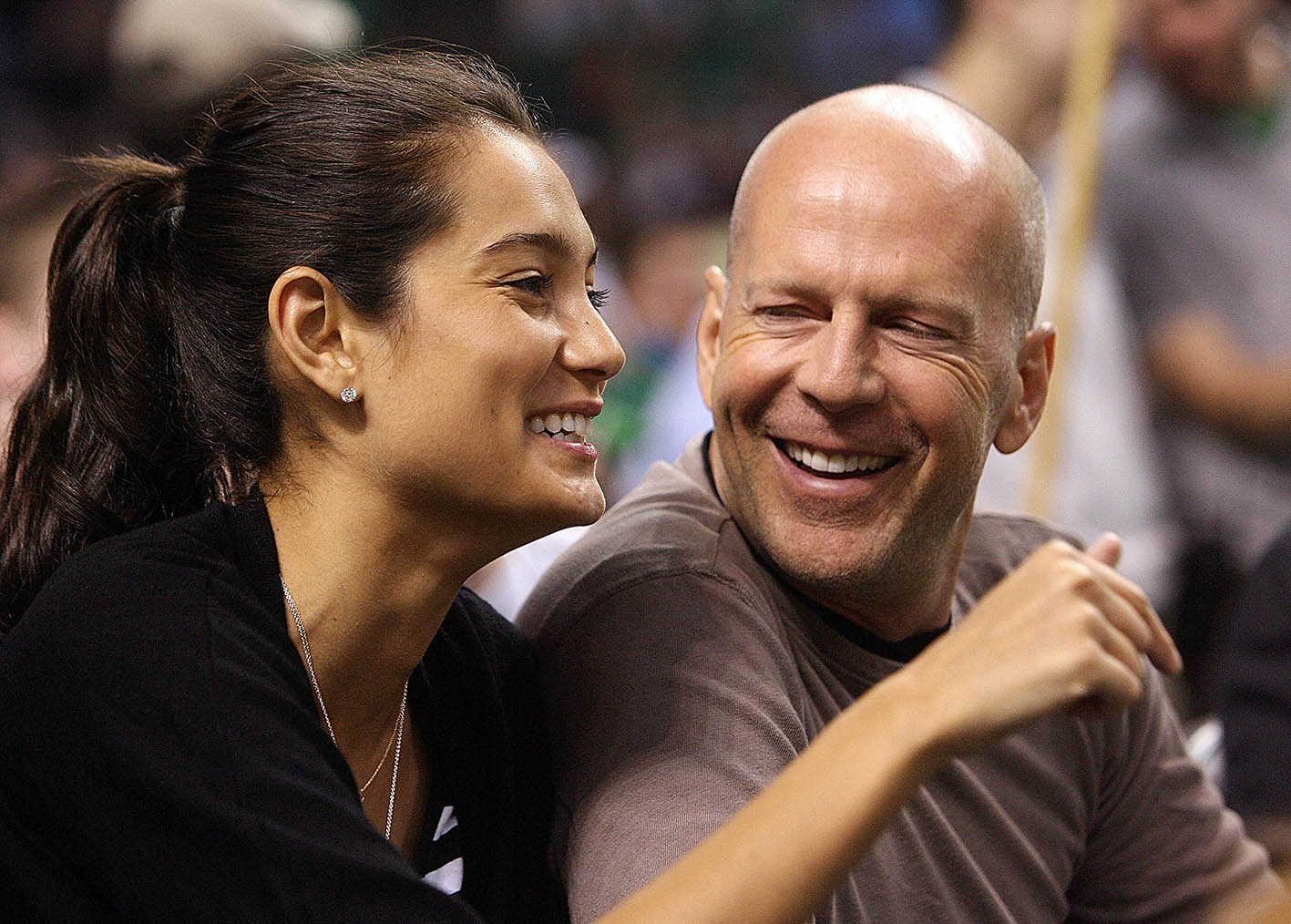 O Bruce Willis και η Emma Hemming σε ευτυχισμένες στιγμές τον Απρίλιο του 2008. Τώρα η έπαυλή τους που παντρεύτηκαν πουλήθηκε και πάλι.