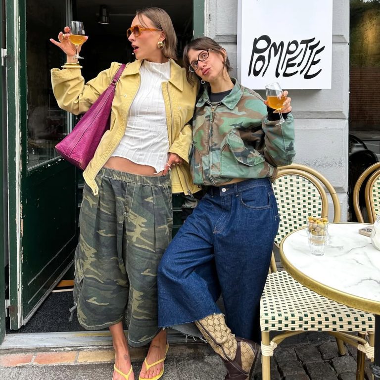 Κοπέλες που φοράμε camo print σε τζάκετ και βερμούδα.