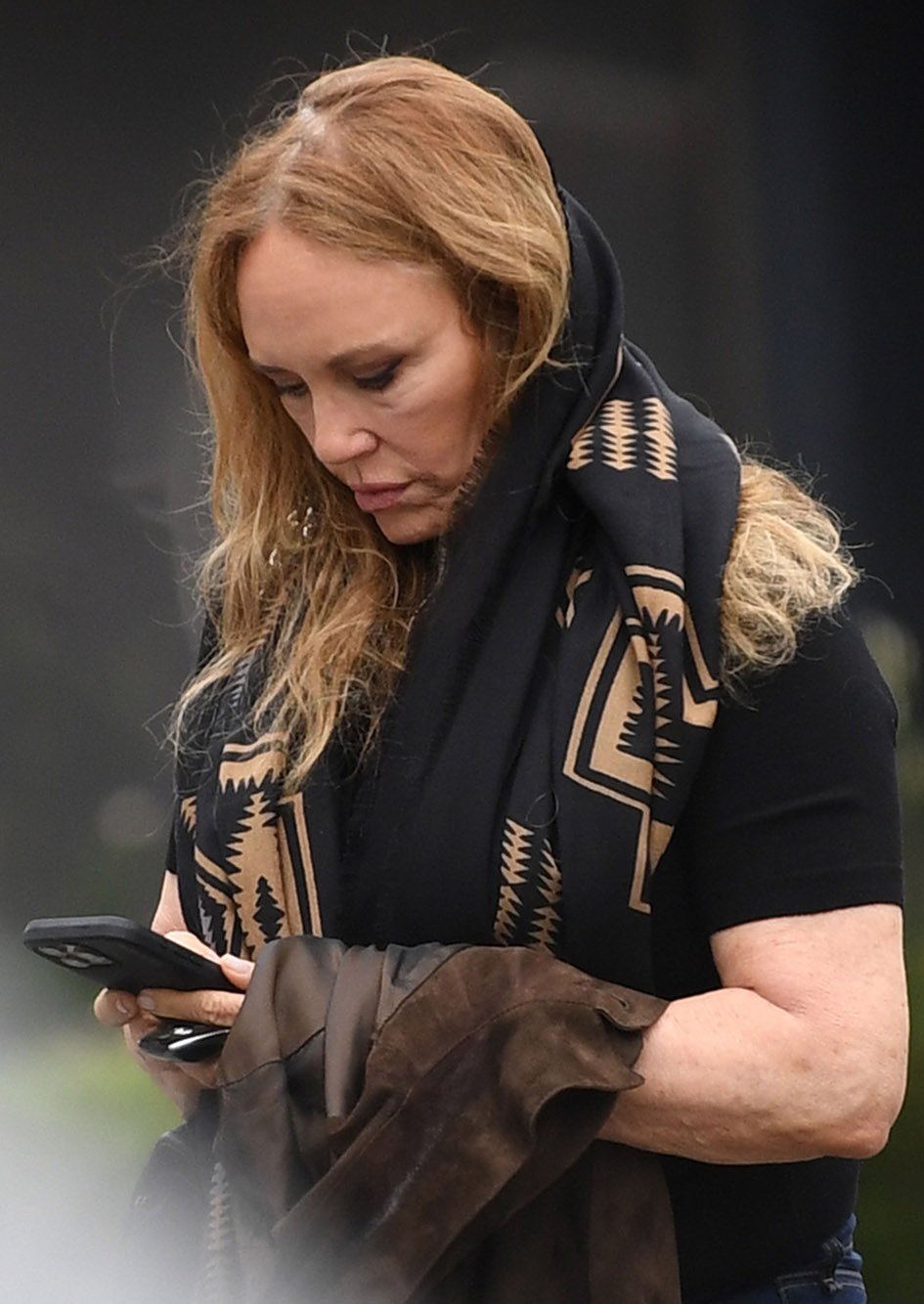 H Catherine Bach τον Μάιο του 2025 στη Σάντα Μόνικα της Καλιφόρνιας.