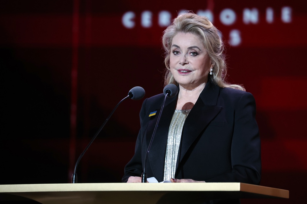 H Catherine Deneuve στη σκηνή στη διάρκεια των 50ών Cesar στο Olympia του Παρισιού, 28 Φεβρουαρίου 2025
