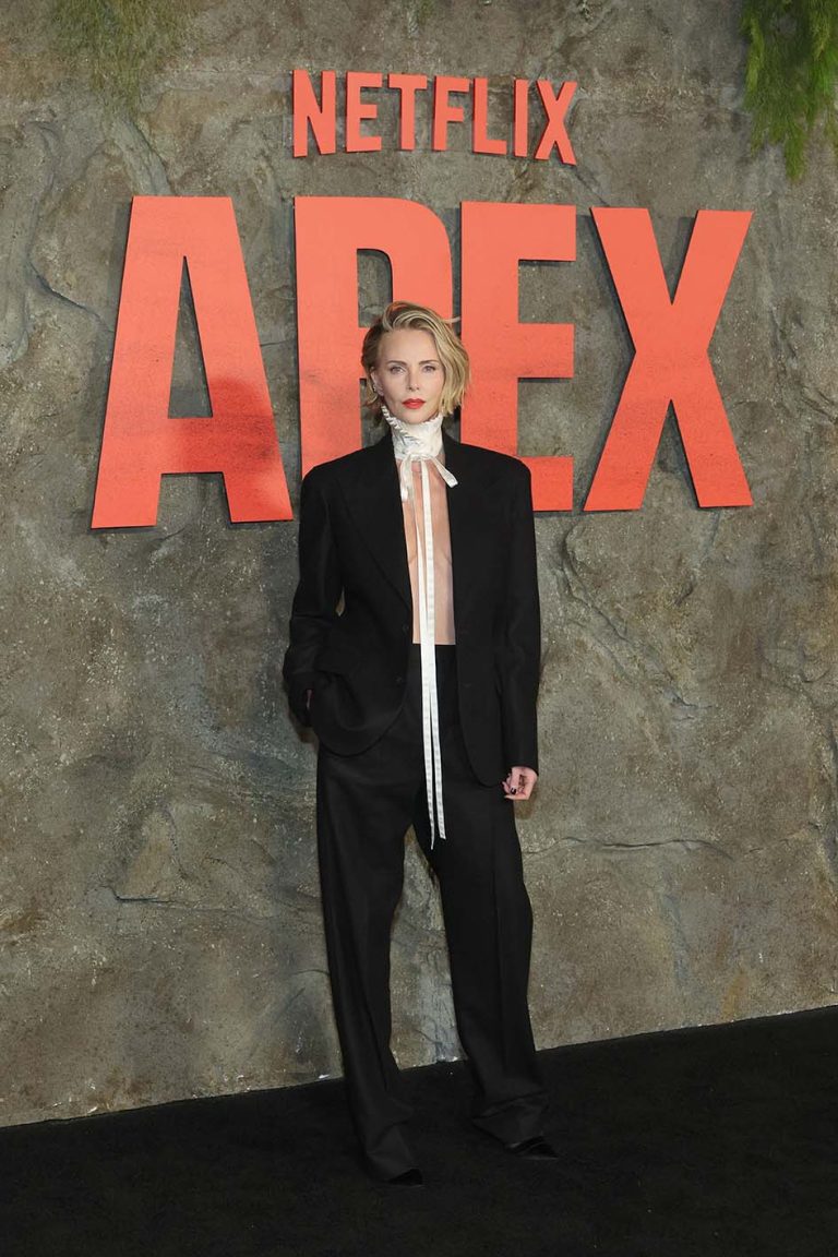 H Charlize Theron στην πρεμιέρα της ταινίας "Apex" του Netflix στη Νέα Υόρκη στο Θέατρο του Παρισιού στις 22 Απριλίου 2026 στη Νέα Υόρκη. Για την εκδήλωση φόρεσε μαύρο μάλλινο κοστούμι από τη Συλλογή Dior 2026 με λευκό πλισέ γιακά και κομψά κοσμήματα.
