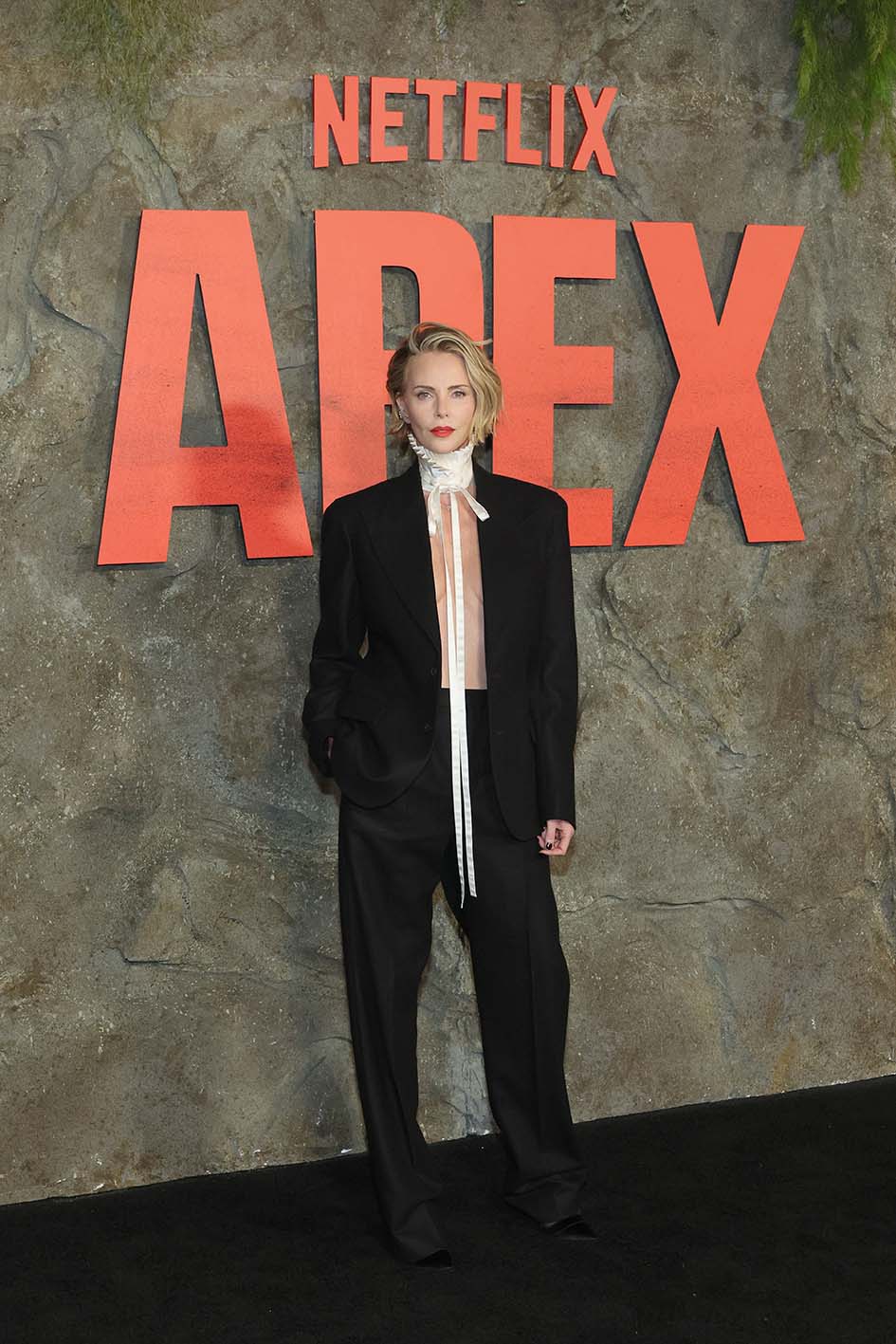 H Charlize Theron στην πρεμιέρα της ταινίας "Apex" του Netflix στη Νέα Υόρκη στο Θέατρο του Παρισιού στις 22 Απριλίου 2026 στη Νέα Υόρκη. Για την εκδήλωση φόρεσε μαύρο μάλλινο κοστούμι από τη Συλλογή Dior 2026 με λευκό πλισέ γιακά και κομψά κοσμήματα.