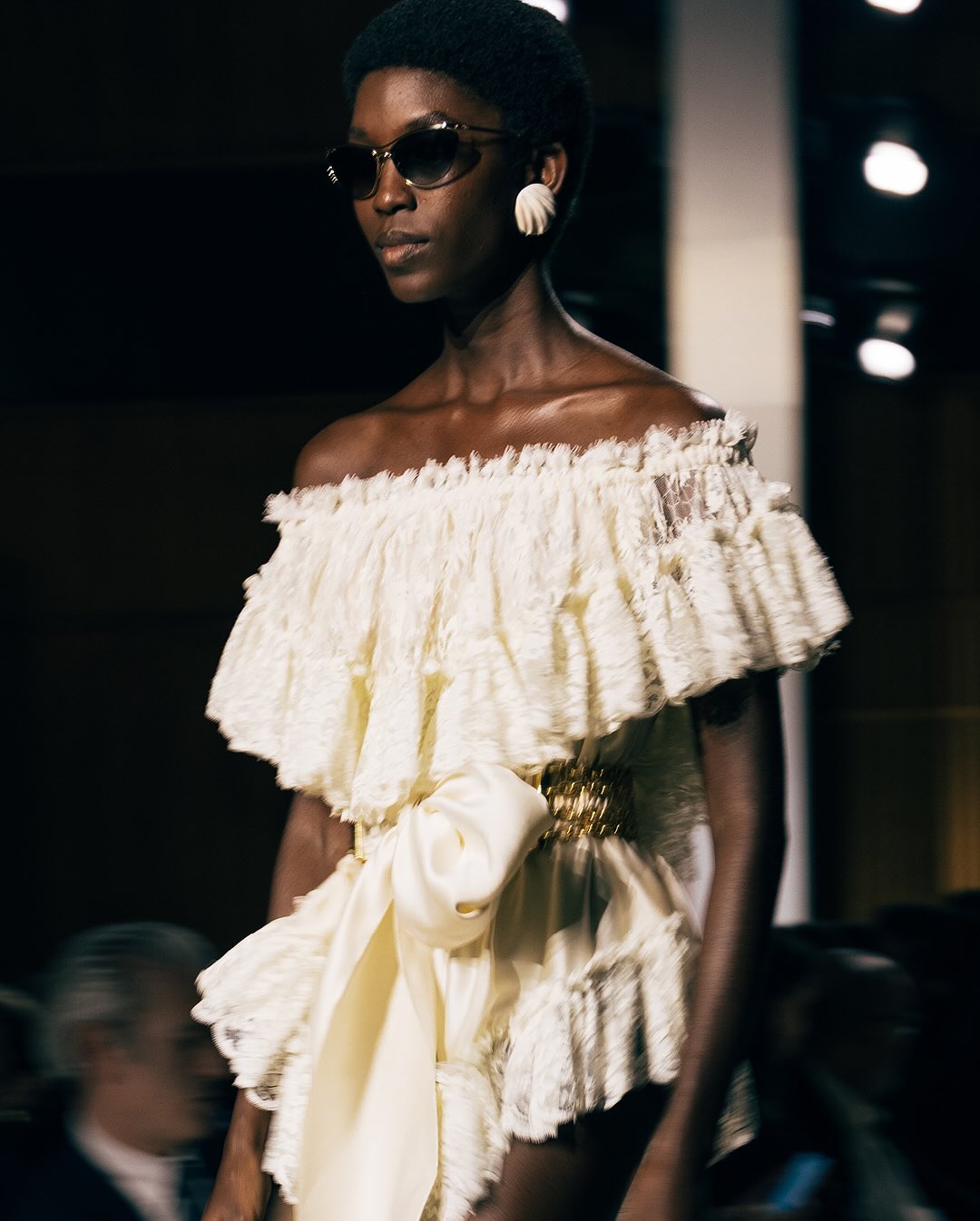 Look από την πασαρέλα της Chloé με γυαλιά ηλίου και ολόσωμη lingerie φόρμα.
