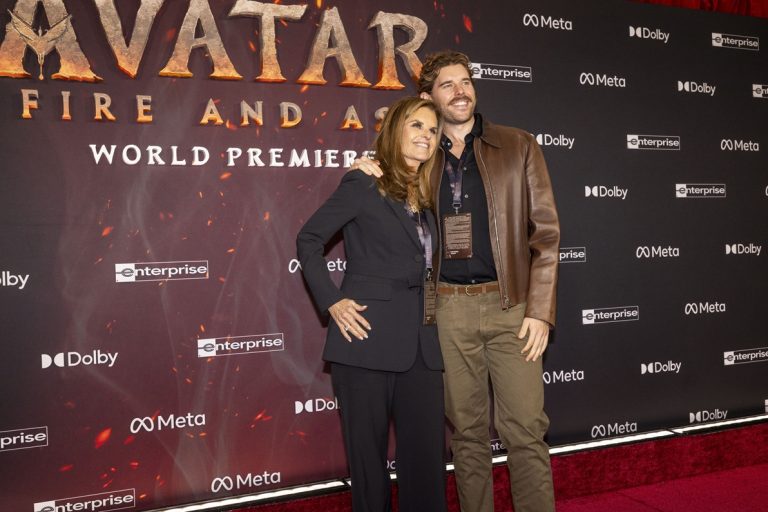 Η Maria Shriver με τον γιο της Christopher Schwarzenegger στην παγκόσμια πρεμιέρα του "Avatar: Fire and Ash" στο Dolby Theatre του Χόλιγουντ, 1 Δεκεμβρίου 2025