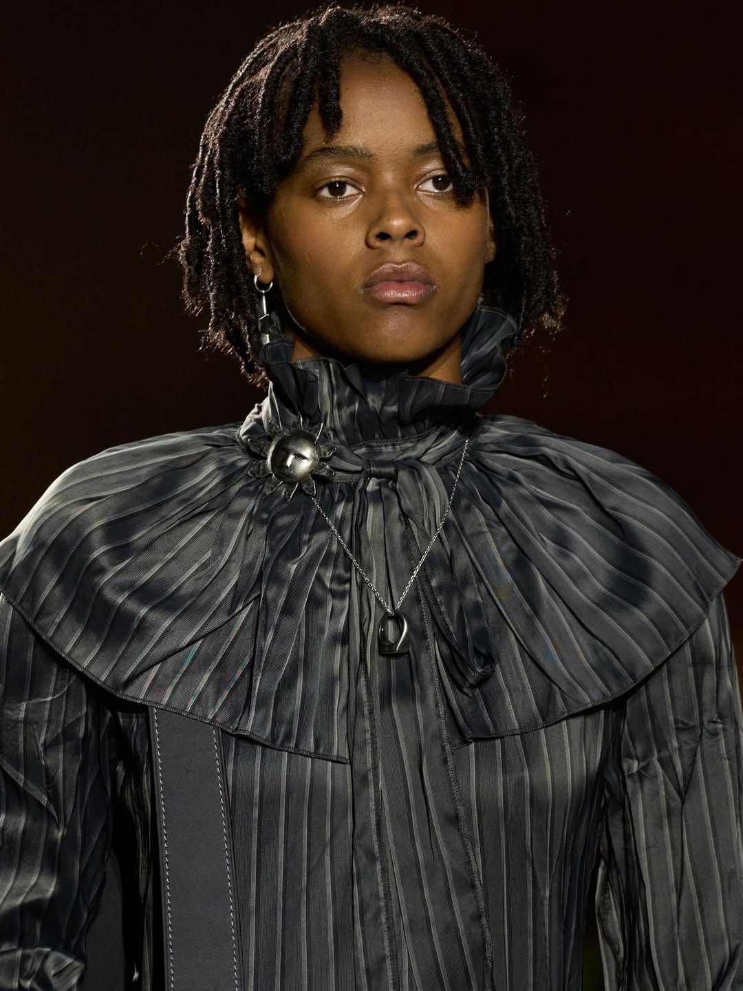 Λουκ από τη συλλογή της Coach για fall26 με τοπ με ψηλούς γιακάδες.