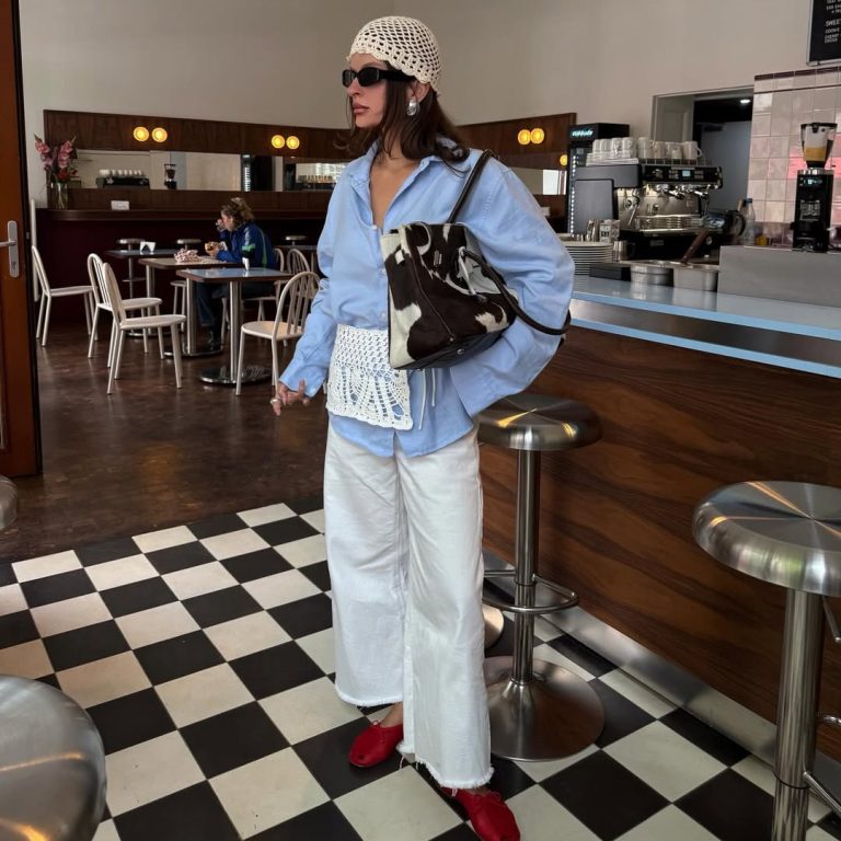 Κοπέλα που φοράει κροσέ μαντήλι στο κεφάλι και κροσέ ύφασμα σαν ζώνη.