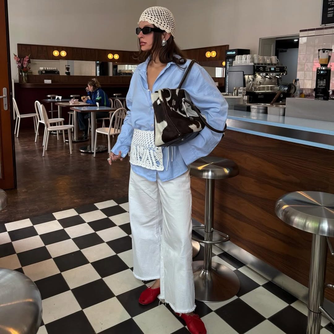 Κοπέλα που φοράει κροσέ μαντήλι στο κεφάλι και κροσέ ύφασμα σαν ζώνη.