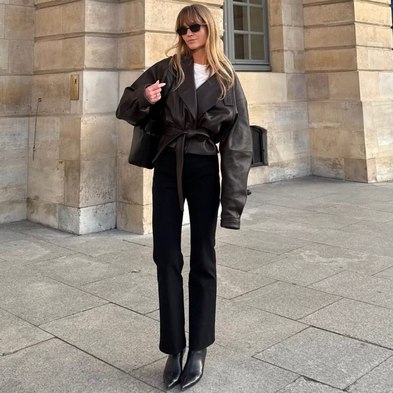 Κοπέλα που φοράει cropped flares με λευκό τοπ και δερμάτινο τζάκετ.