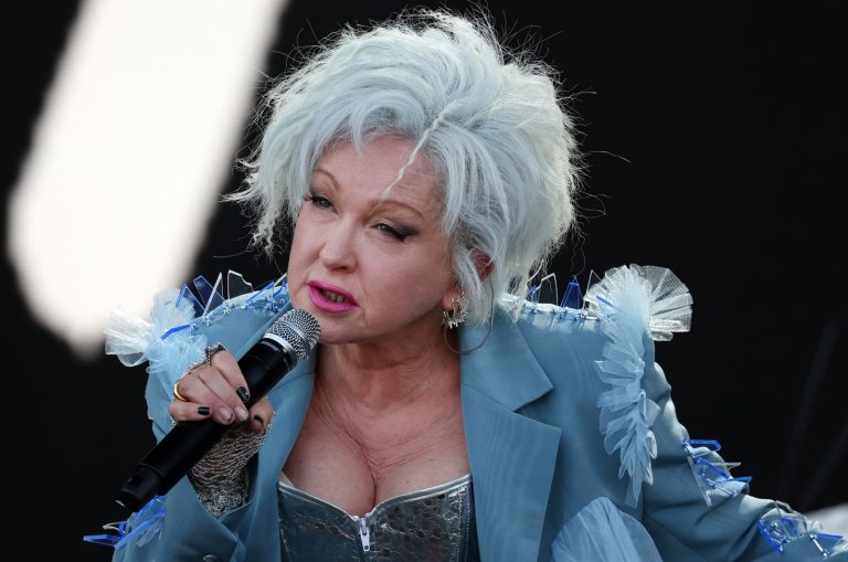 H Cyndi Lauper στη σκηνή του Φεστιβάλ του Glastonbury στο Worthy Farm κοντά στο Πίλτον του Σόμερσετ, 29 Ιουνίου 2024