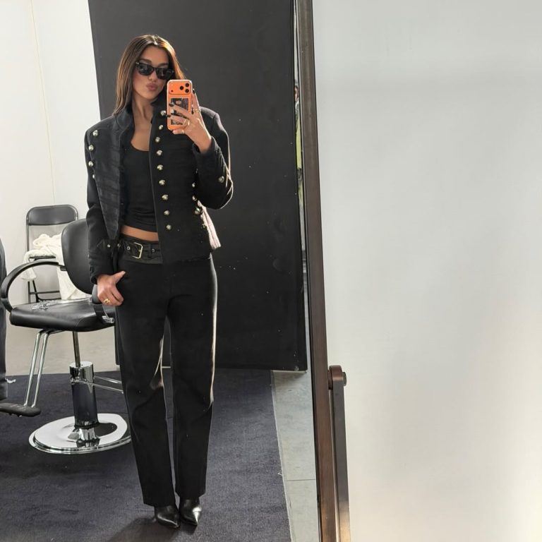 H Dua Lipa με total black outfit και military τζάκετ.