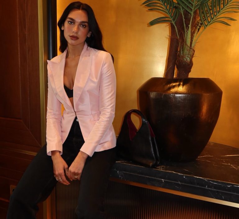 Η Dua Lipa με ένα Gucci σακάκι σε απαλό ροζ.